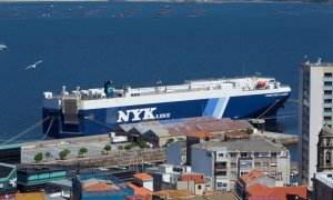 El buque RO-RO Prometeus Leader retenido en el puerto de Vigo, este lunes. El presidente de la Xunta de Galicia, Alberto Núñez Feijóo, ha pedido "prudencia" ante la presencia de la variante india del coronavirus en Galicia, detectada en cuatro marineros