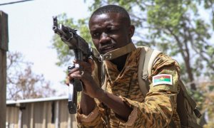 Un soldado burkinense en un simulacro durante unos ejercicios de las fuerzas de operaciones especiales de AFICOM cerca de Po, en Burkina Faso, en 2019.