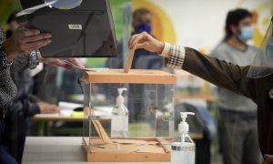 Una mujer vota en una mesa electoral del Colegio La Inmaculada-Marillac este 4M.