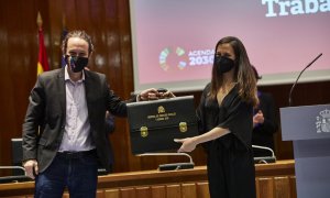 Pablo Iglesias e Ione Belarra, en el acto de traspaso de la cartera ministerial de Derechos Sociales y Agenda 2030, tras su salida del Gobierno de coalición. E.P./J. Hellín/POOL