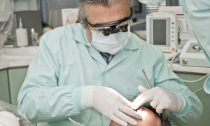 Un dentista atendiendo a un paciente.