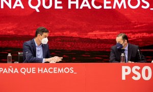 El secretario general del PSOE y presidente del Gobierno, Pedro Sánchez, junto al secretario de organización del PSOE y ministro de Transportes, José Luis Ábalos, durante la Reunión semipresencial de la Ejecutiva Federal del PSOE, parfa analizar los resul