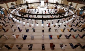 Un grupo de musulmanes durante un taraweeh del ramadán, en Bahrein.