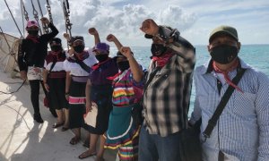 El 'escuadrón 421' zapatista, en su barco rumbo a Europa.