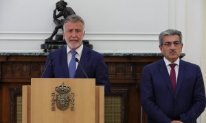 El presidente del Gobierno de Canarias, Ángel Víctor (d) Torres y el vicepresidente del Gobierno de Canarias, Román Rodríguez (i), en una imagen de archivo