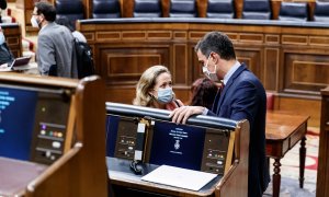 El presidente del Gobierno, Pedro Sánchez, charla con su vicepresidenta económica, Nadia Calviño, en el Congreso.