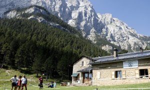 El refugi Lluís Estasen, amb el Pedraforca al fons.