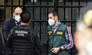 Un grupo de agentes de la Unidad Central Operativa de la Guardia Civil (UCO), durante un registro en el domicilio del subdelegado del Gobierno en Valencia, Rafael Rubio, a 13 de mayo de 2021, en Valencia