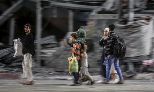 Una familia palestina huye de su casa en el barrio de Al Shejaeiya durante los ataques aéreos israelíes en el este de la ciudad de Gaza