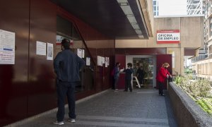 Varias personas en la puerta de una oficina del SEPE, en Madrid. - EUROPA PRESS