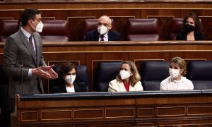 El presidente del Gobierno, Pedro Sánchez, interviene durante una sesión de control al Gobierno, en presencia de las vicepresidentas Carmen Calvo, Nadia Calviño y Yolanda Díaz. E.P./E. Parra/POOL