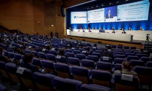 El presidente de CaixaBank, José Ignacio Goirigolzarri, durante su intervención en la junta de accionistas de la entidad, la primera desde que se hiciera efectiva la fusión con Bankia. EFE/ Biel Aliño