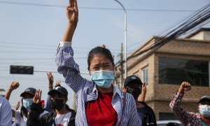 Protesta contra la Junta Militar en Mandalay (Myanmar).