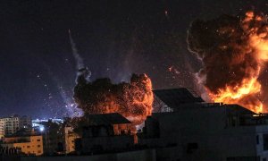 El humo y las llamas aumentan después de un ataque aéreo israelí en la ciudad de Gaza, el 18 de mayo de 2021