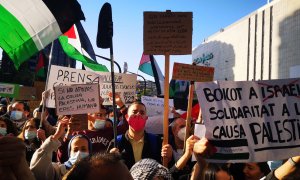 Imatge de la concentració a les portes del consolat d'Israel de Barcelona per protestar contra el bombardeig de la Franja de Gaza.