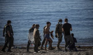 Un menor llega a nado por la playa de Tarajal en Ceuta.