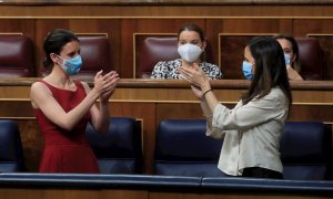 Las ministras de Igualdad, Irene Montero, y de Derechos Sociales, Ione Belarra, en el Congreso.