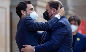 21/05/2021.- El presidente de ERC, Oriol Junqueras (d) - con un permiso penitenciario- saluda al expresident del Parlament, Roger Torrent (i) antes del comienzo de la segunda jornada del debate de investidura celebrada en el Parlament este viernes. EFE/En