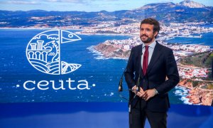 El presidente del PP, Pablo Casado, ofrece declaraciones a los medios desde el stand de Turismo de Ceuta, en Fitur 2021, a 20 de mayo de 2021, en Madrid (España).