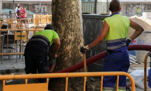 04/09/2019. Imagen de archivo de dos obreros trabajando, en Madrid. - EUROPA PRESS