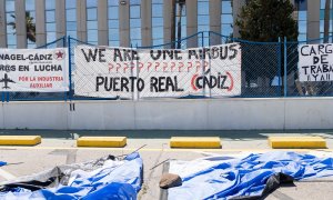 Cartel a las puertas de la factoría de Airbus en Puerto Real.