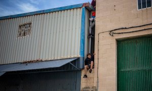 Tres niños marroquíes llegados a Ceuta durante los últimos días escapan de la nave del Tarajal donde llevan días hacinados por falta de otros espacios.