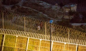 21/05/2021. Varios marroquíes intentan llegar a suelo español desde la frontera que separa Melilla y Marruecos. - EUROPA PRESS