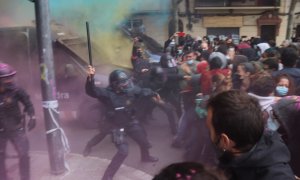 Carga policial junto al Bloc Llavors en Barcelona.