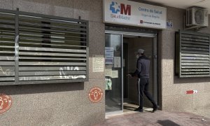 Un hombre entra por la puerta del Centro de Salud Virgen de Begoña (Madrid), en una imagen de archivo.