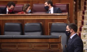 El presidente de Vox, Santiago Abascal, pasa por delante del (I-D) diputado del PP, Teodoro García Egea; la portavoz del PP en el Congreso de los Diputados, Cuca Gamarra; y el presidente del PP, Pablo Casado