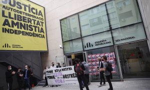 Miembros del Sindicat del Habitatge del Raval y Arran, durante la ocupación  de la sede de Esquerra Republicana de Catalunya (ERC) en la calle Calabria de Barcelona, como medida de protesta por el desahucio del edificio conocido como bloc Llavors del barr