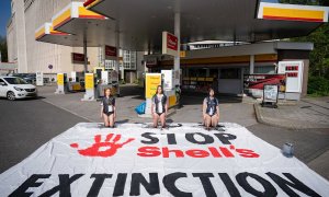 Protesta contra la emisión de gases de Shell en un gasolinera de La Haya.