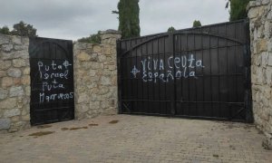 Las pintadas realizadas en la entrada del cementerio judío de Hoyo de Manzanares el pasado sábado.