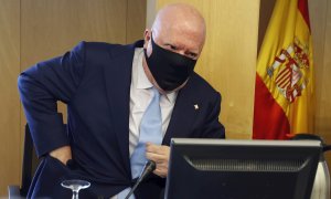 El comisario jubilado José Manuel Villarejo durante su comparecencia ante la comisión parlamentaria Kitchen, que trata de aclarar el presunto uso de fondos reservados para una operación parapolicial de espionaje a Luis Bárcenas. EFE