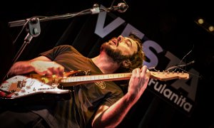 El vocalista de Sunfaia, durante uno de los conciertos vermut en la sala Vesta. - María Senovilla