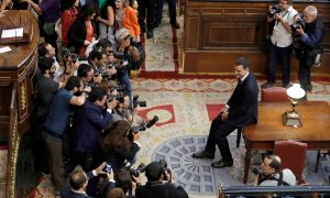 Pedro Sánchez posa ante los fotógrafos en el hemiciclo del Congreso de los Diputados tras ganar la moción de censura contra Mariano Rajo, el 1 de junio de 2018. REUTERS/Emilio Naranjo