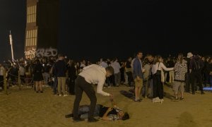 Imagen de archivo de varias personas celebrando un botellón ilegal en una playa de Barcelona tras el final del estado de alarma. - EUROPA PRESS