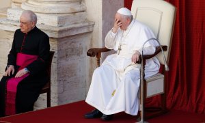 26/05/2021. Imagen de archivo de el Papa Francisco sentado en el patio de San Dámaso para una audiencia general, en el Vaticano. - REUTERS