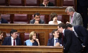 El líder del PP, Pablo Casado, junto a la exsecretaria general de la formación, María Dolores de Cospedal y otros miembros del partido en el Congreso.