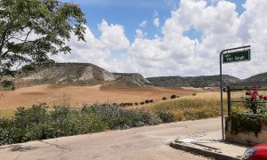 Vista de uno de los lugares donde se asentará uno de los complejos solares, a escasos metros de viviendas unifamiliares de Torres de la Alameda.