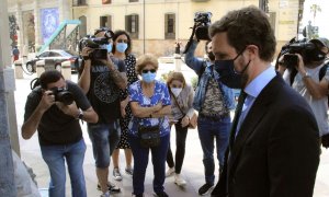 El presidente nacional del PP, Pablo Casado (C), llega al Palacio Autonómico para mantener un encuentro con el presidente de la Ciudad, Juan Jesús Vivas, al inicio de una visita oficial a Ceuta con motivo de la crisis migratoria que sufre la autonomía ceu