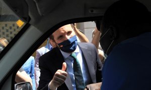 El presidente nacional del PP, Pablo Casado (c), saluda a un ciudadano durante su visita a Ceuta con motivo de la crisis migratoria que sufre la autonomía ceutí a raíz de la entrada de más de 10.000 personas producida los días 17 y 18 de mayo