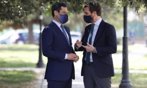 Imagen de abril pasado del presidente del PP, Pablo Casado (d), y el presidente del partido en Andalucía y de la Junta, Juanma Moreno ( i), charlando tras la clausura de una reunión de la formación conservadora en Granada. E.P./Álex Cámara