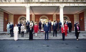 Foto de familia en la escalinata del Palacio de la Moncloa de los miembros del Gobierno de Pedro Sánchez, tras los últimos cambios realizados por la salida de Pablo Iglesias. E.P./Eduardo Parra