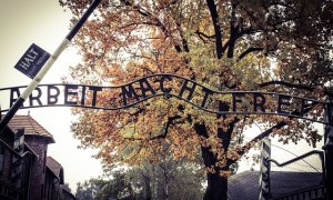 Imagen de la entrada de Auschwitz.