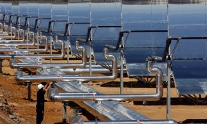 Un trabajador en la planta termosolar de  de Acciona en Alvarado (Badajoz). REUTERS/Nacho Doce