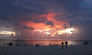 Atardecer en la  Seven Miles Beach, la playa de George Town, en Islas Caiman, uno de los paraísos fiscales más emblemáticos.  REUTERS/Gary Hershorn