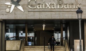 Logo de Caixabank en la antigua sede de Bankia, en la calle Pintor Sorolla, en Valencia, Comunidad Valenciana (España), a 29 de marzo de 2021.