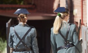 Foto de archivo de dos agentes de la Guardia Civil en la comandancia de Navarra. E.P./Eduardo Sanz