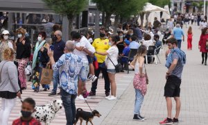 Varias personas pasean por el municipio de Castro Urdiales, el pasado 9 de mayo de 2021, en Castro Urdiales, Cantabria.